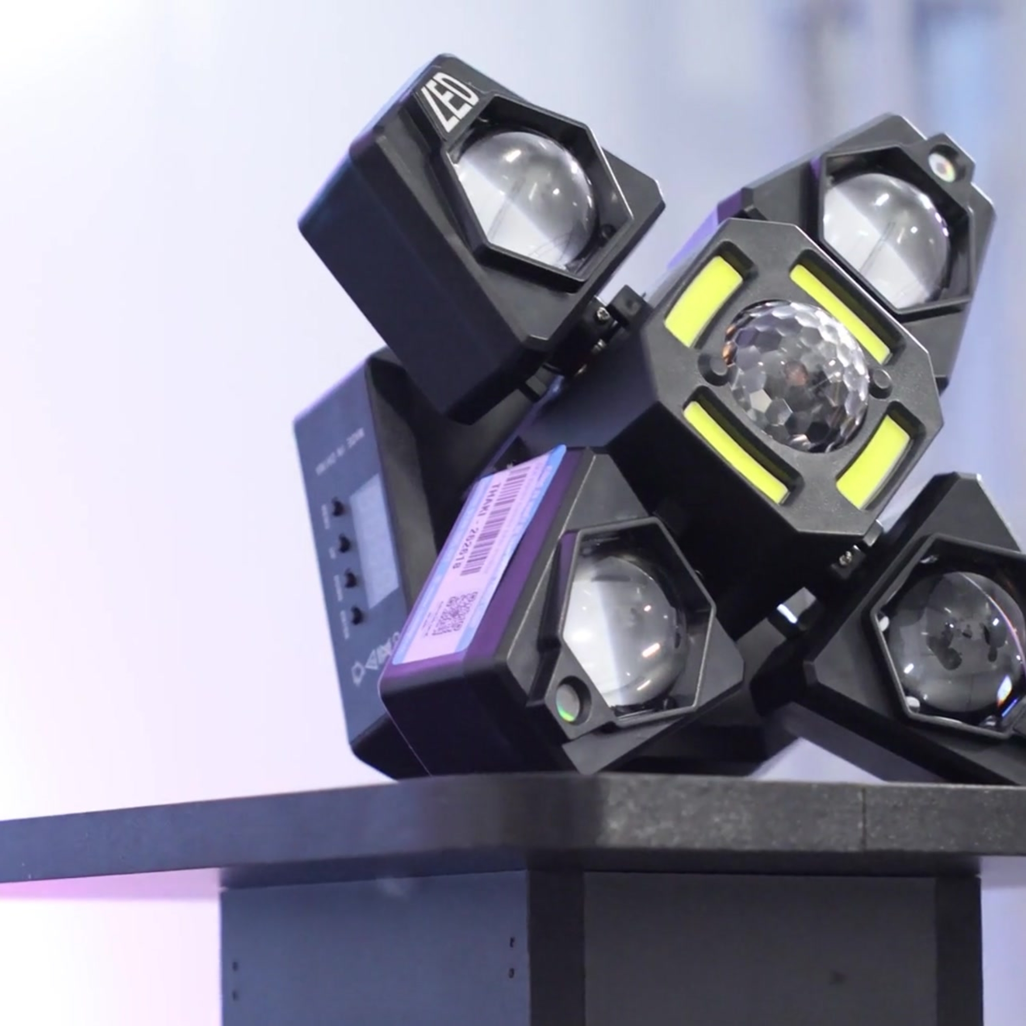 Đèn Sân Khấu King Kong 4 Cánh Pro THAKI LIGHT: Giải Pháp Ánh Sáng Đỉnh Cao Cho Mọi Bữa Tiệc