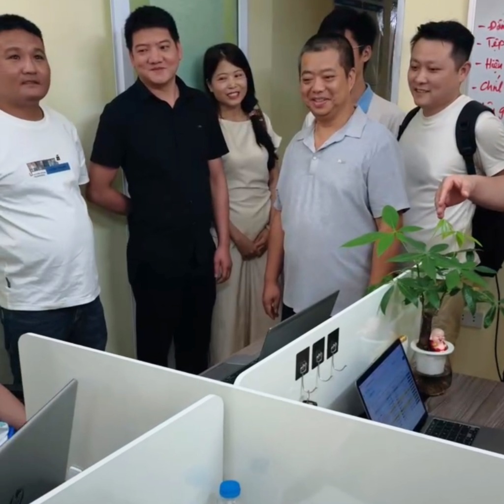 Chụp ảnh tập thể kỷ niệm buổi làm việc
