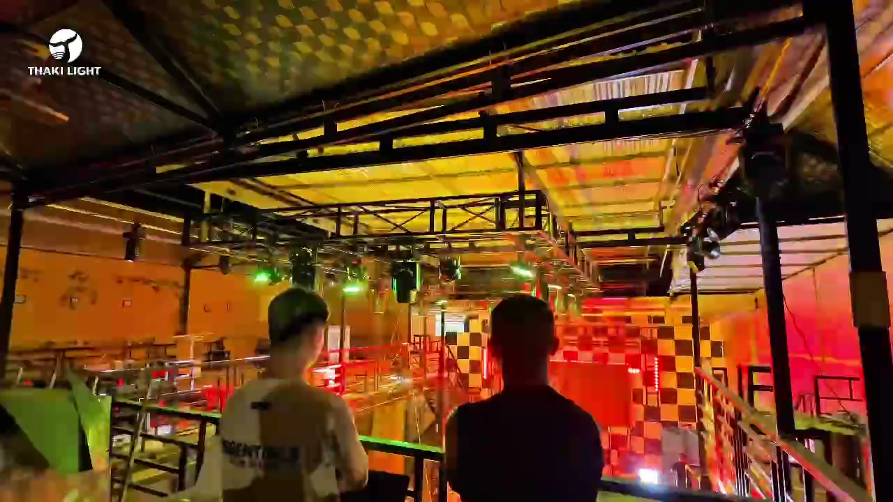 Kỹ sư THAKI LIGHT lập trình hiệu ứng cho hệ thống ánh sáng Sơn La Beer Garden
