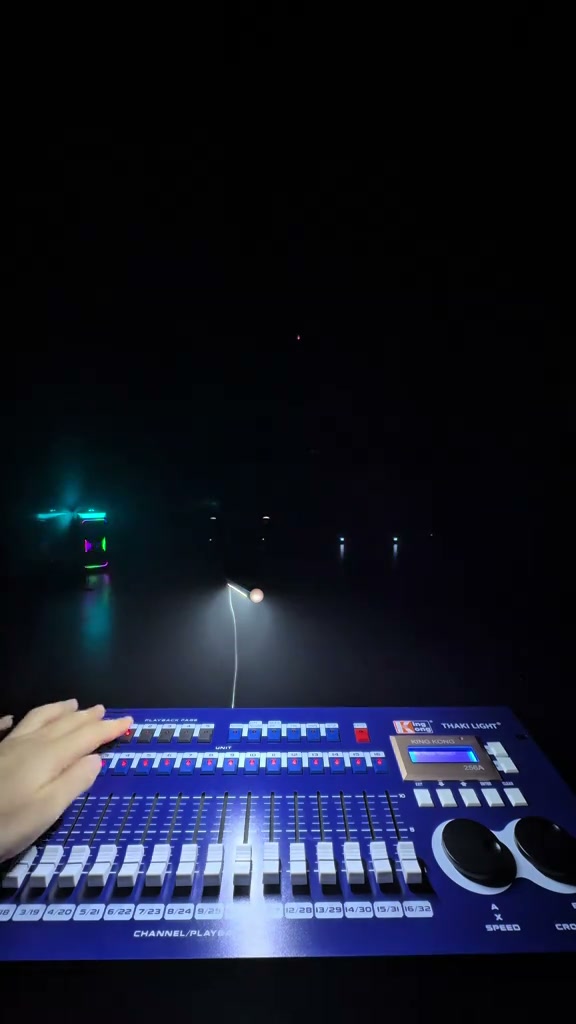P2 Hiệu ứng nhạc remix của combo ánh sáng trên bàn DMX 256A - Thaki Light